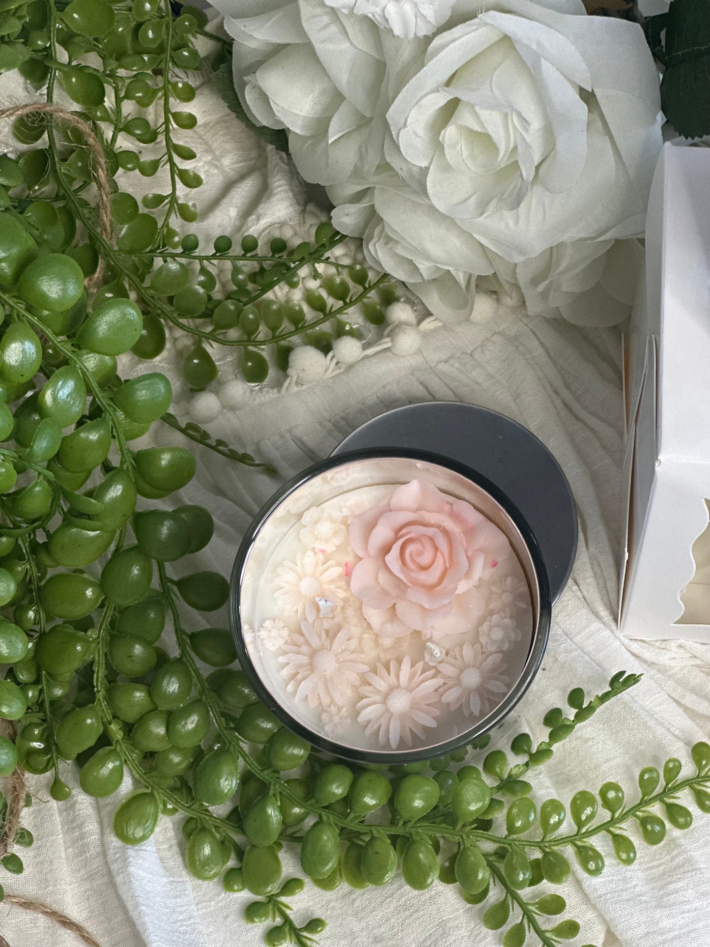 Hi5 Scented Candle – Luxurious Soy Wax, 2 Wicks, 60–65 Hours Burn Time, 10oz (210g). Custom message available for gifting or personalization.